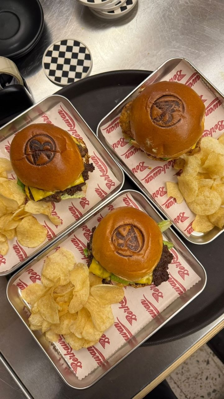 Tiga burger Berkawan dengan kentang goreng