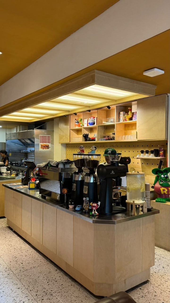 Counter kopi Berkawan dengan mesin espresso