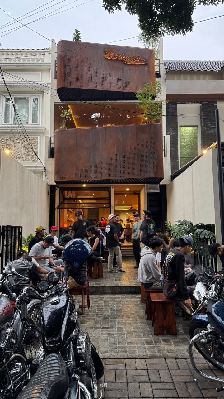 Suasana luar Berkawan Coffee Company dengan motor dan pengunjung