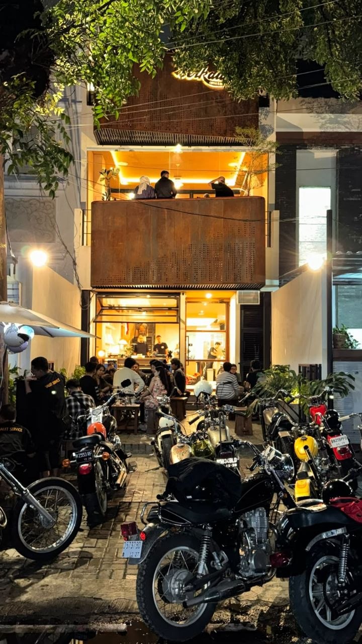 Suasana malam Berkawan dengan balkon dan pengunjung